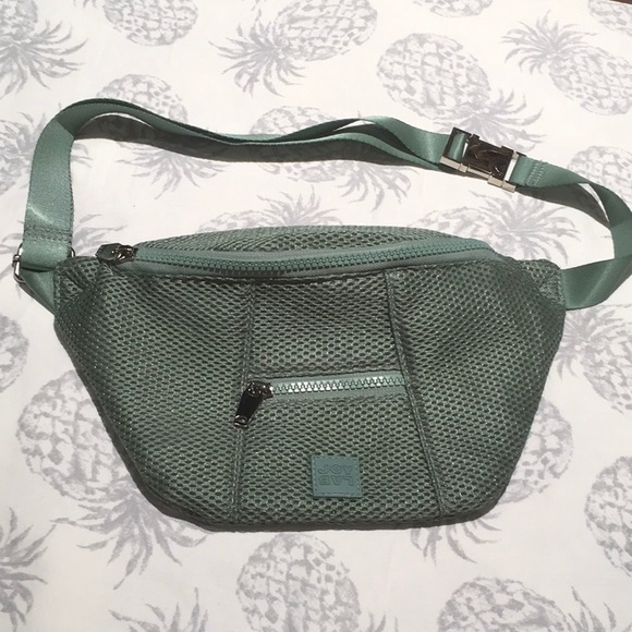 Super Cute Hip Fanny Bag.
Sage like green net mesh material, unique. - Picture 9 of 9